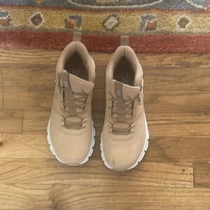 On Cloud Tan Shoes in 8.5 W